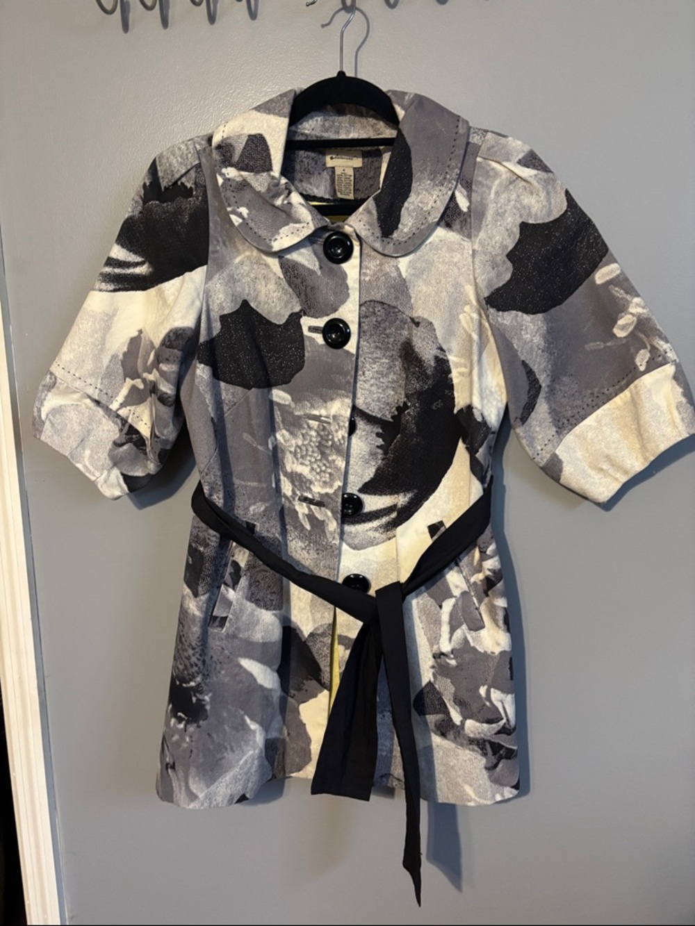 Elevenses Button-Front Black & Gray Floral Belted Jacket